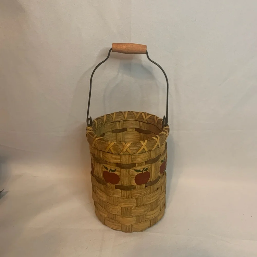 Small Round Apple Basket with Handle